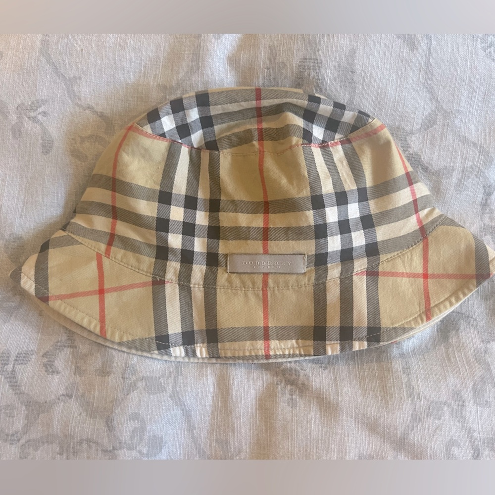 Burberry bucket hat - Good used condition